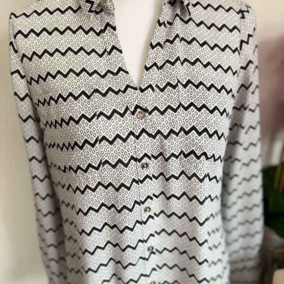 Candies Black/White Print Long Sleeve Button Down Blouse, Size M 100% Polyester - Picture 2 of 10
